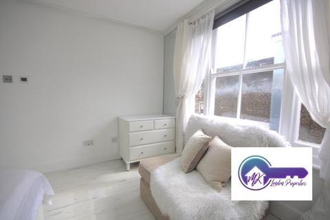1 bedroom in a flat share to rent, London W2