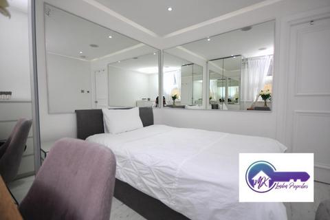 1 bedroom in a flat share to rent, London W2