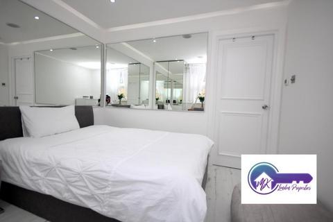 1 bedroom in a flat share to rent, London W2