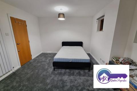 1 bedroom in a flat share to rent, London E14