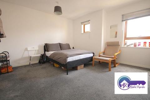 1 bedroom in a flat share to rent, London E14