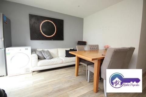 1 bedroom in a flat share to rent, London E14