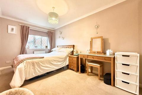 3 bedroom end of terrace house for sale, Spayne Close, Barton Hills, Luton, Bedfordshire, LU3 4BA