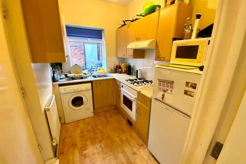 1 bedroom in a house share to rent, 39 Club Garden Road, City Centre