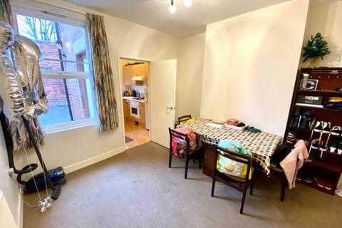1 bedroom in a house share to rent, 39 Club Garden Road, City Centre