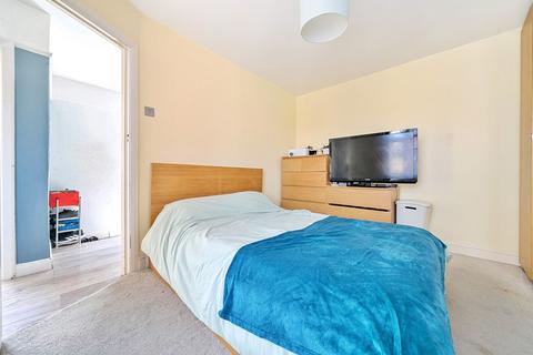 2 The Close, London, SE25 5BW