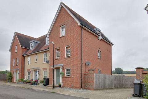4 bedroom end of terrace house for sale, Peter Taylor Avenue, Braintree CM7