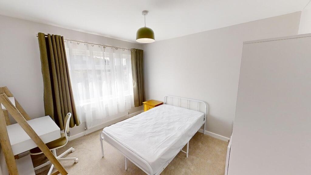 Bright and tidy single bedroom featuring a comf...