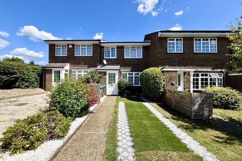 9 Hurst Close, Chessington, KT9 1XE
