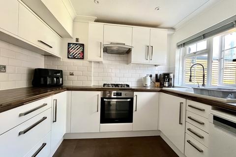 9 Hurst Close, Chessington, KT9 1XE