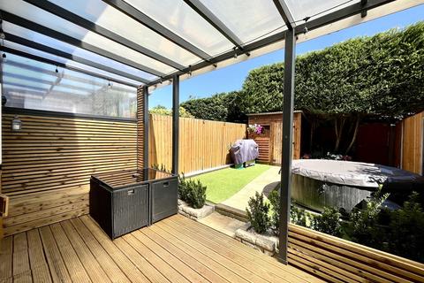 9 Hurst Close, Chessington, KT9 1XE