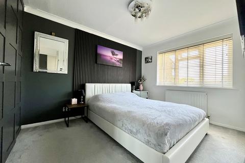 9 Hurst Close, Chessington, KT9 1XE
