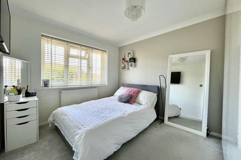 9 Hurst Close, Chessington, KT9 1XE