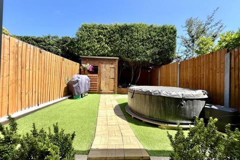 9 Hurst Close, Chessington, KT9 1XE