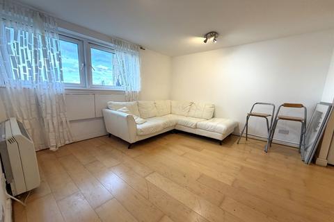 2 bedroom apartment to rent, Fishguard Way, Galleons Lock, E16