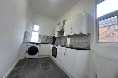 2 bedroom apartment to rent, Staines Road, Hounslow TW3