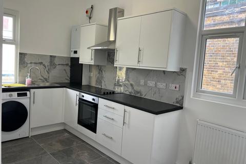 2 bedroom apartment to rent, Staines Road, Hounslow TW3