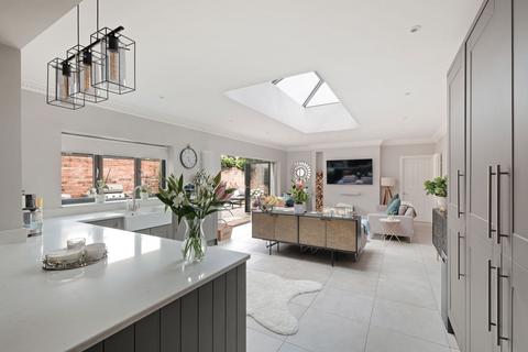 4 bedroom semi-detached house for sale, Bromyard Road, Worcester, WR2