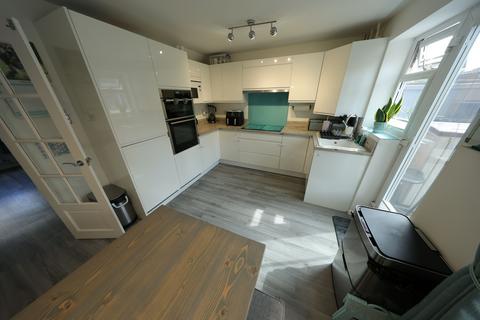 3 Caravel Close, Grays, RM16 6QB