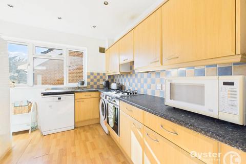 2 bedroom flat to rent, Stonegrove, Regents Court Stonegrove, HA8