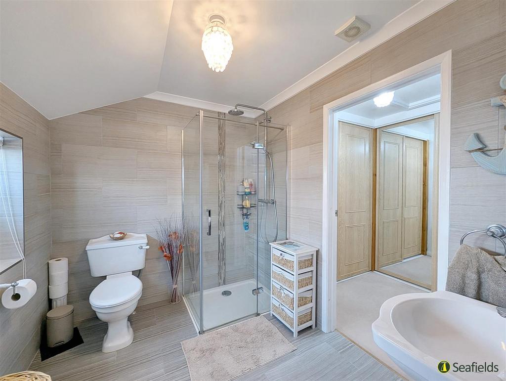 En suite 1 to Dressing Room