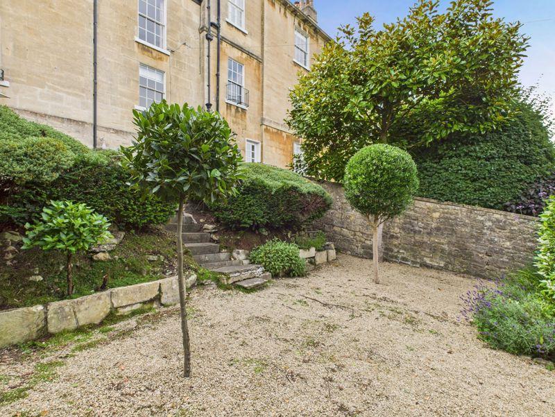 Mid garden