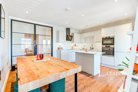 2 bedroom flat to rent, Springfield Lane, KT13 8GE