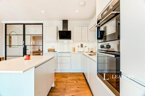 2 bedroom flat to rent, Springfield Lane, KT13 8GE