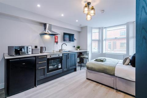 Studio to rent, Rochdale Old Road, Bury BL9