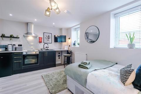 Studio to rent, Rochdale Old Road, Bury BL9