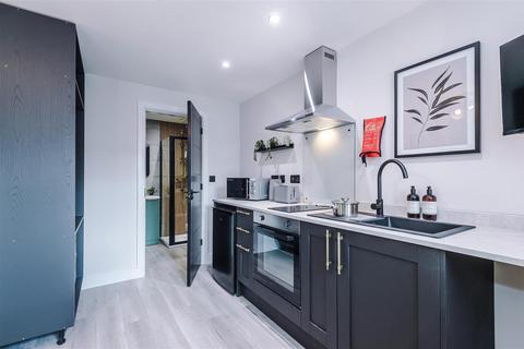 Studio to rent, Rochdale Old Road, Bury BL9