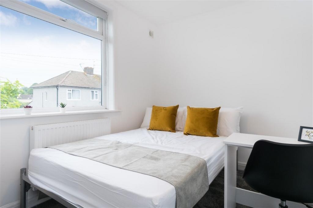 Bright and clean double bedroom featuring a com...