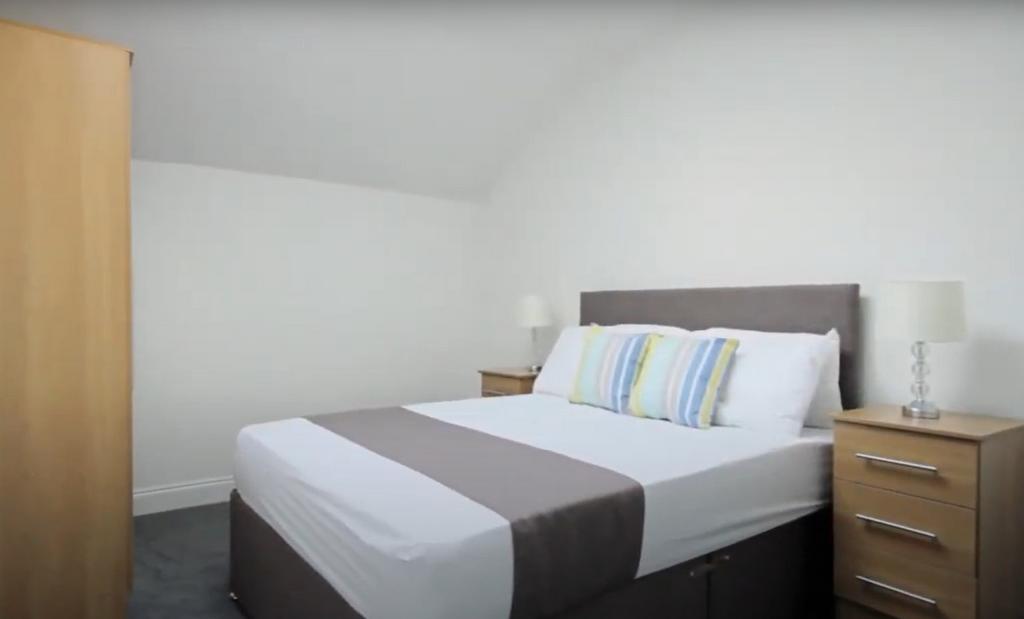 A bright and tidy double bedroom featuring a co...