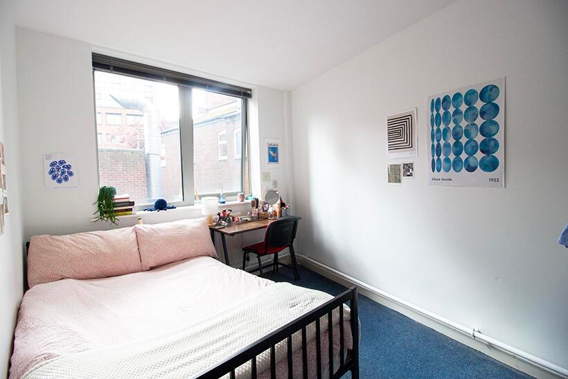 A cozy double bedroom featuring a comfortable b...