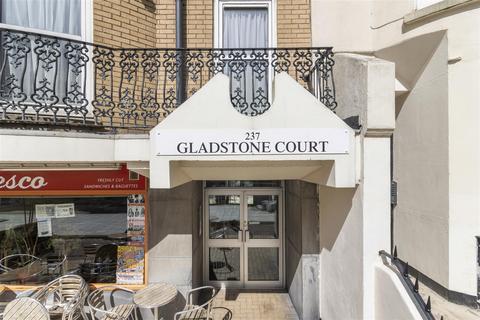 1 bedroom flat for sale, Gladstone Court, Eastbourne BN21