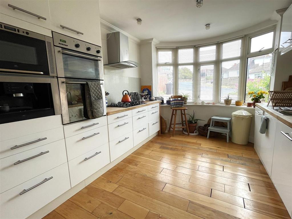 Kitchen 2.jpg