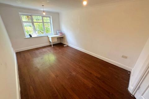2 bedroom ground floor maisonette to rent, Addlestone, Surrey, KT15