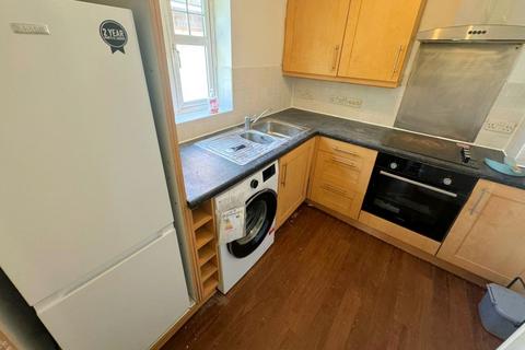 2 bedroom ground floor maisonette to rent, Addlestone, Surrey, KT15
