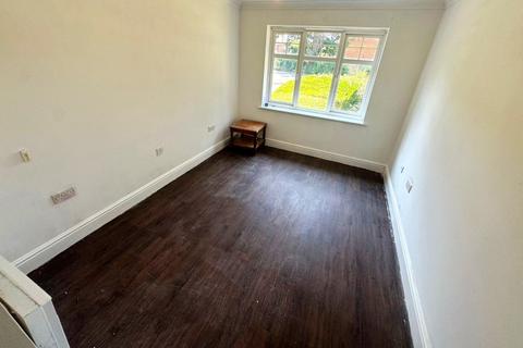 2 bedroom ground floor maisonette to rent, Addlestone, Surrey, KT15