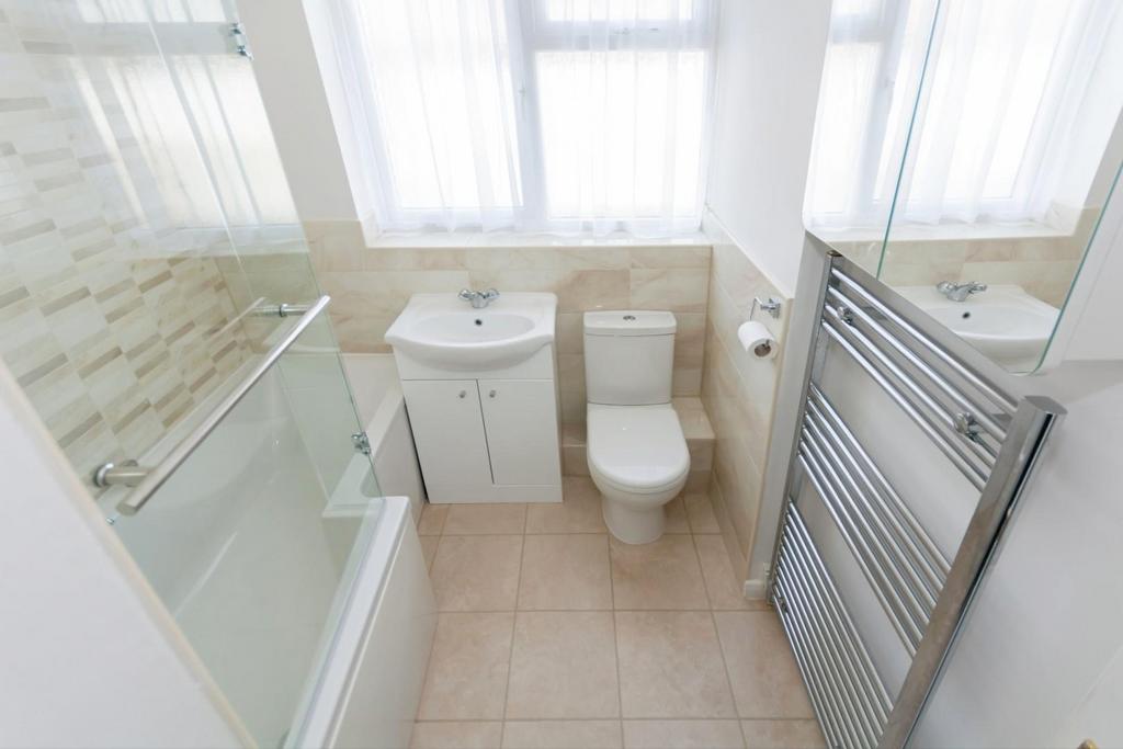 Bathroom 3.jpg