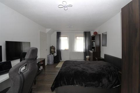 18 Comfrey Court, Grays, RM17 6TN