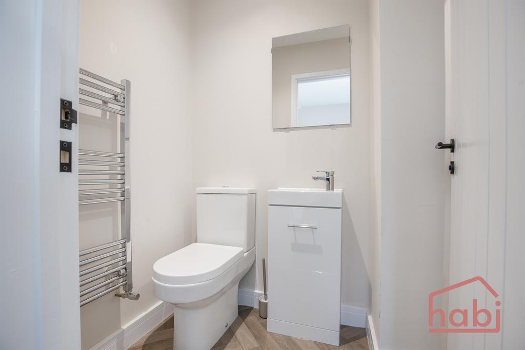 En-suite to Bedroom 4
