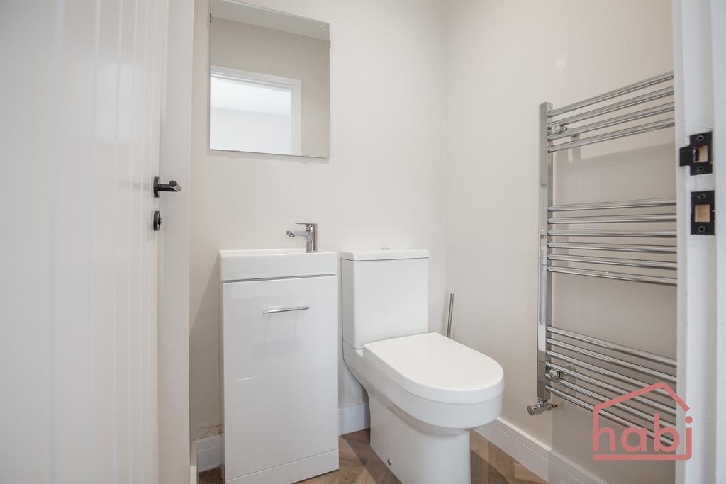 En-suite to Bedroom 5