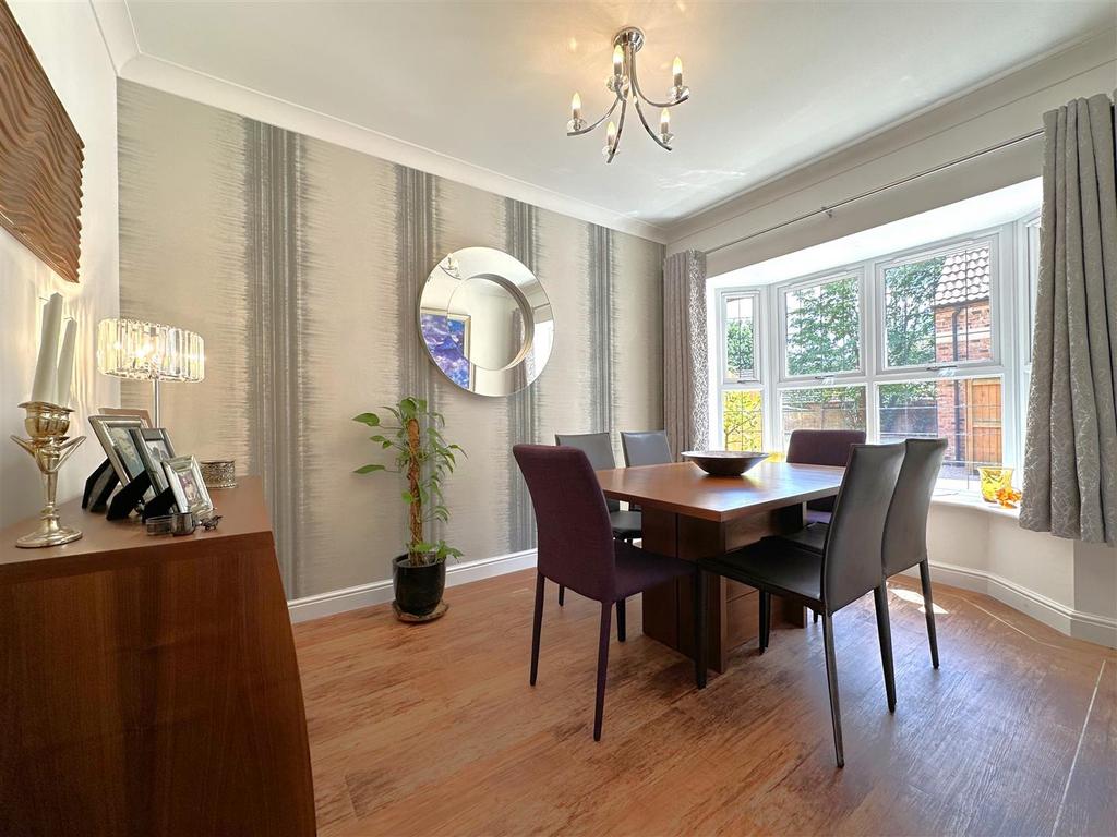 Bay-Fronted Dining Room 445