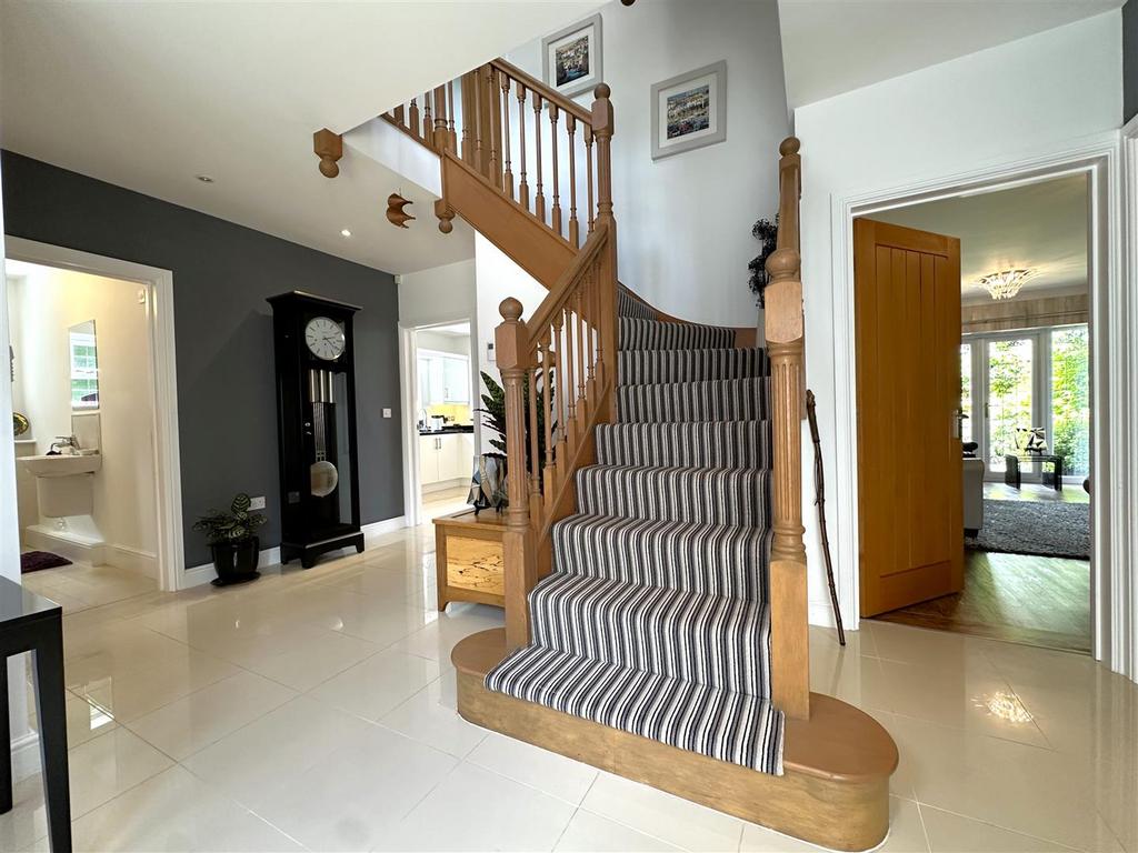 Attractive Free-Flowing Entrance 465