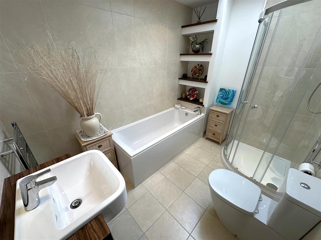 Luxurious En-Suite Bathroom 362