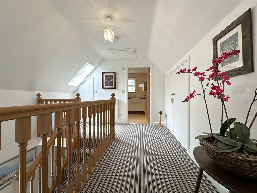 Large Second Floor Landing 331