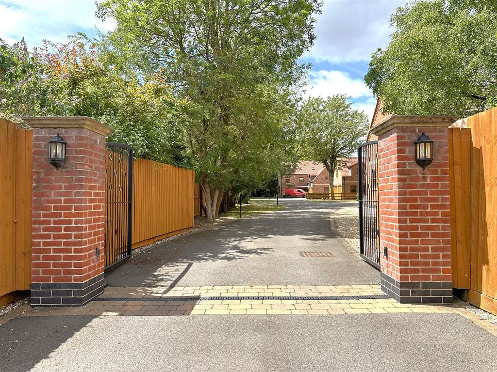 Exclusive Electric Gated Development 311