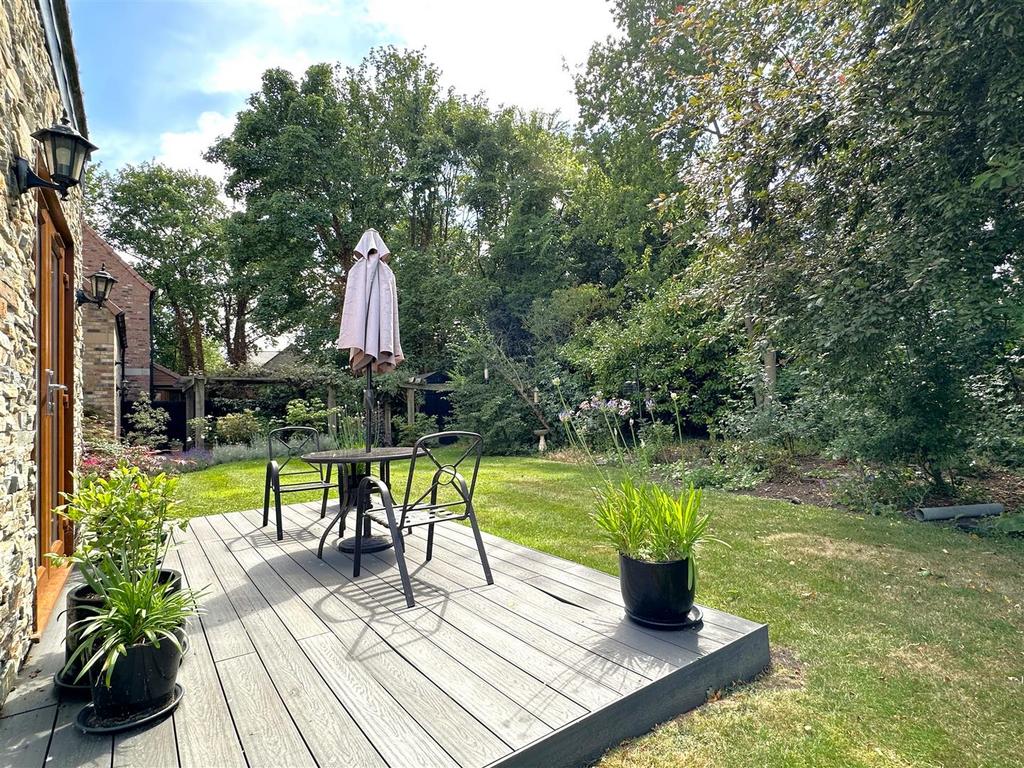 Beautifully Private Garden 572