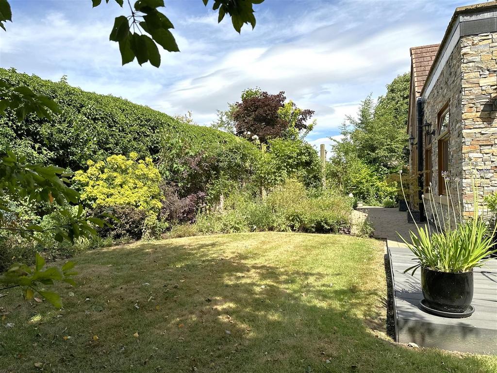 Sizeable Side Garden 555